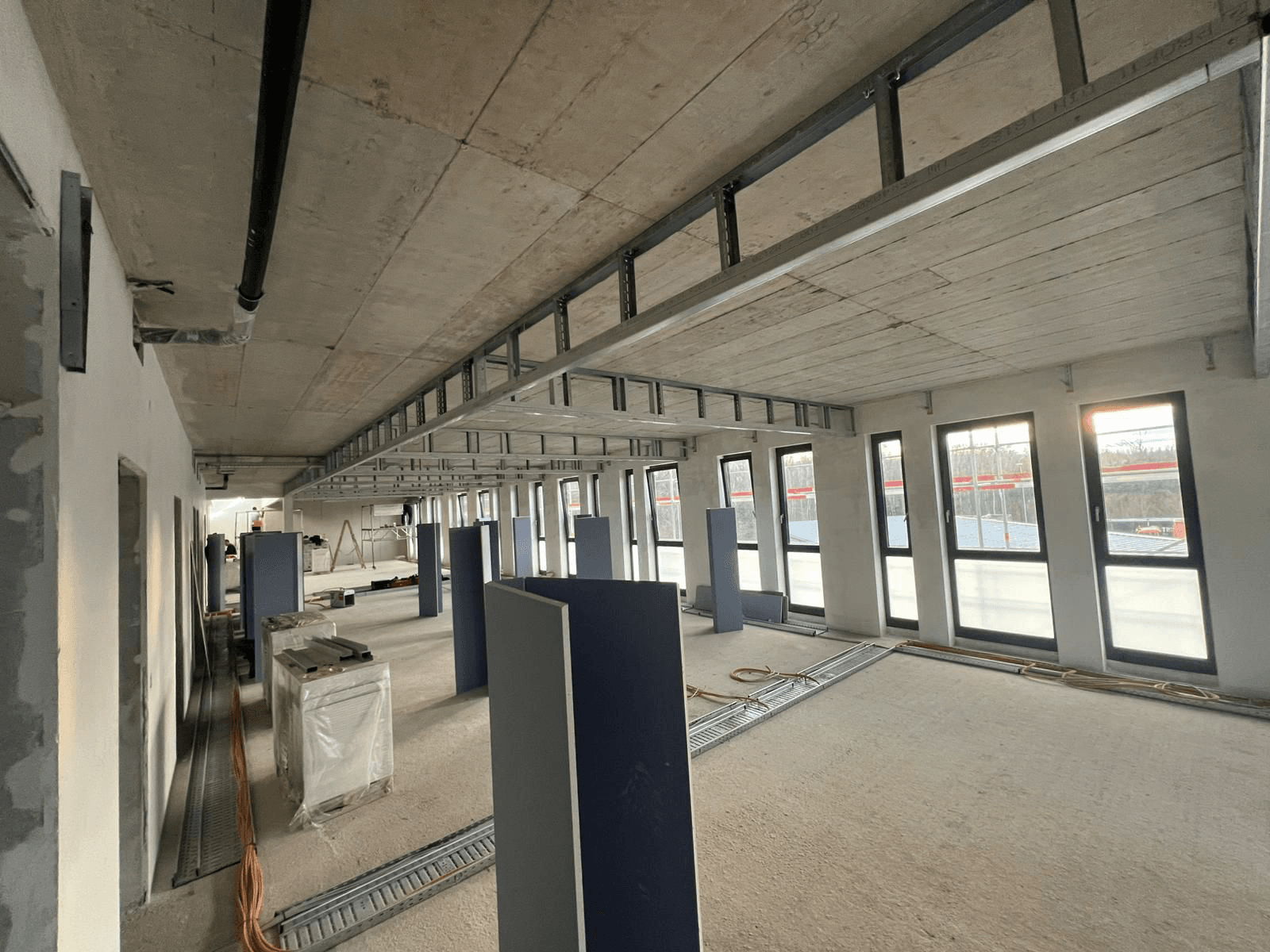 Büroraum mit Deckenkonstruktion und Metallprofilen