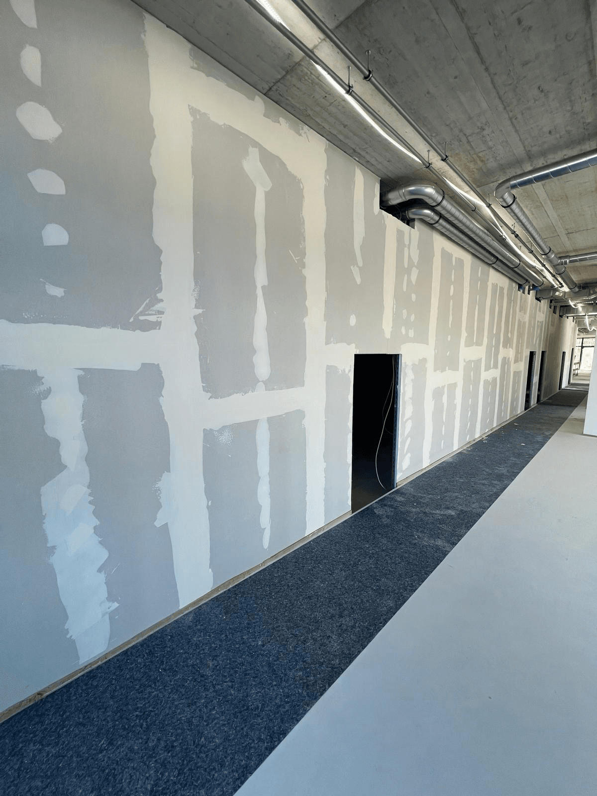 Rohbau eines Flurs mit Gipskartonplatten und Verspachtelung